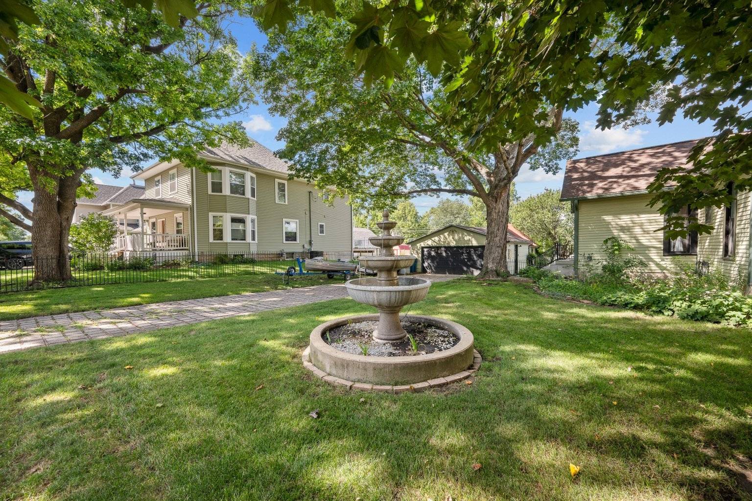 804 8th ST, De Witt, IA 52742