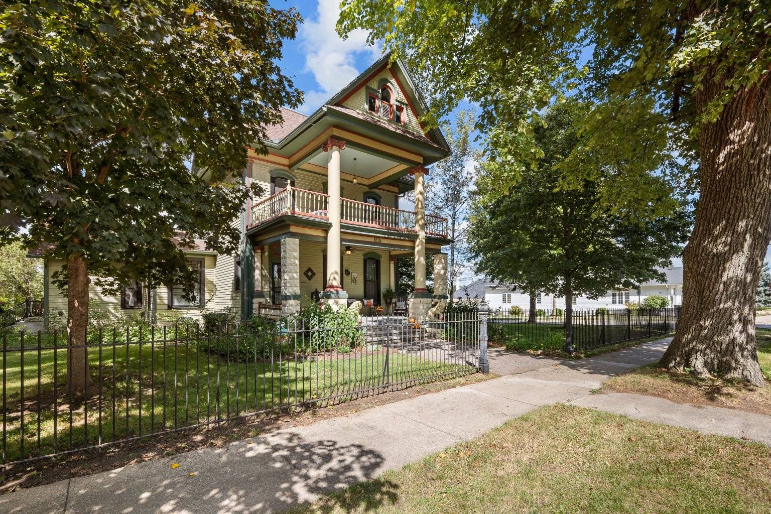 804 8th ST, De Witt, IA 52742