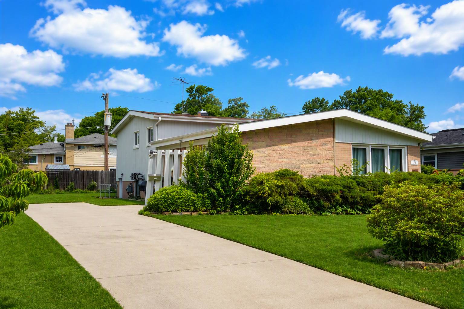 54 Fernwood DR, Glenview, IL 60025