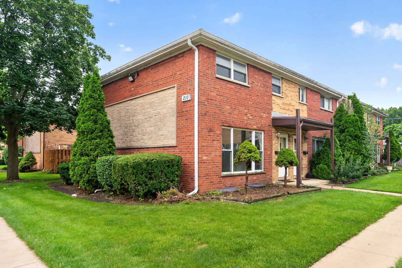210 Linn CT #A, North Aurora, IL 60542