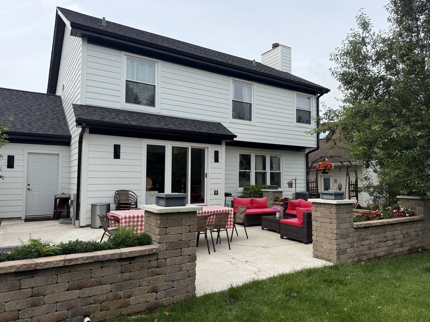 1127 Yorkshire DR N, Sycamore, IL 60178
