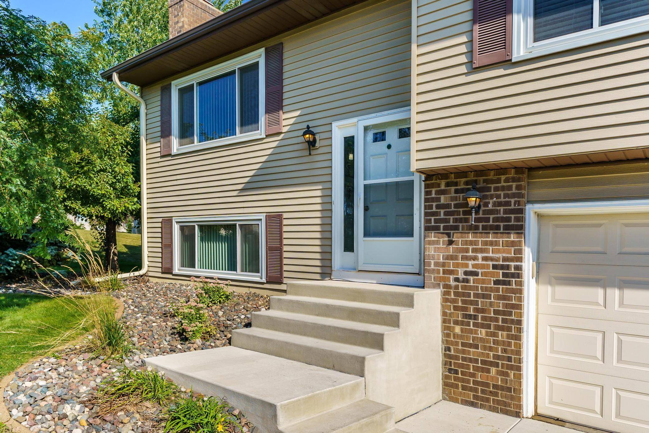 10355 Balsam LN, Eden Prairie, MN 55347