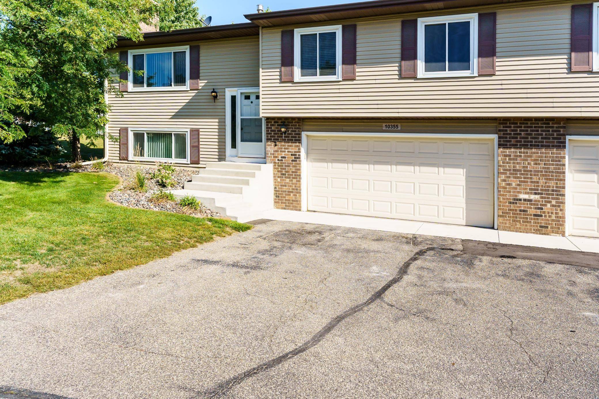 10355 Balsam LN, Eden Prairie, MN 55347