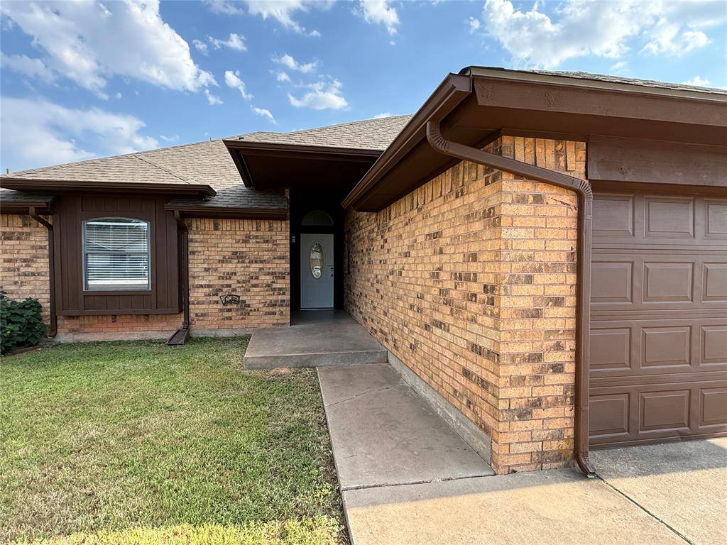 2116 NE 8th ST, Moore, OK 73160