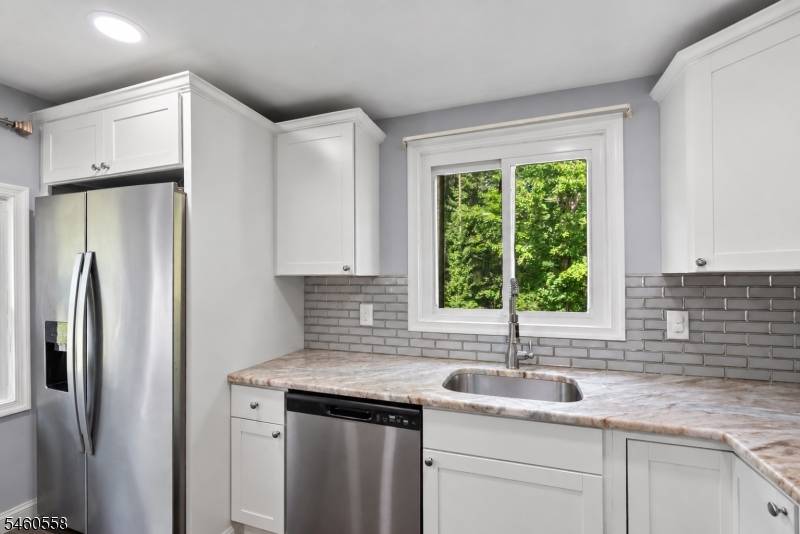 340 Lakeview Dr, Hampton Twp., NJ 07860