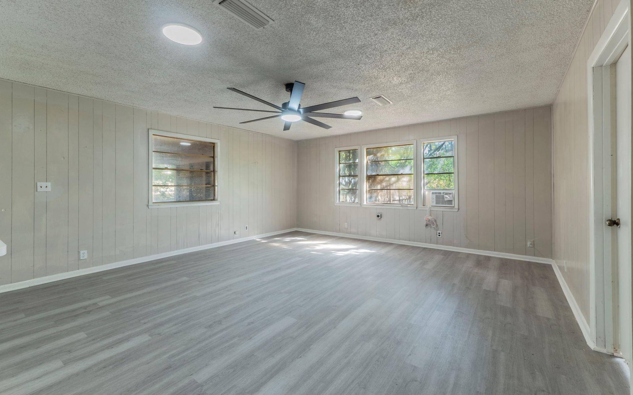 574 Oaklawn DR, Rockdale, TX 76567