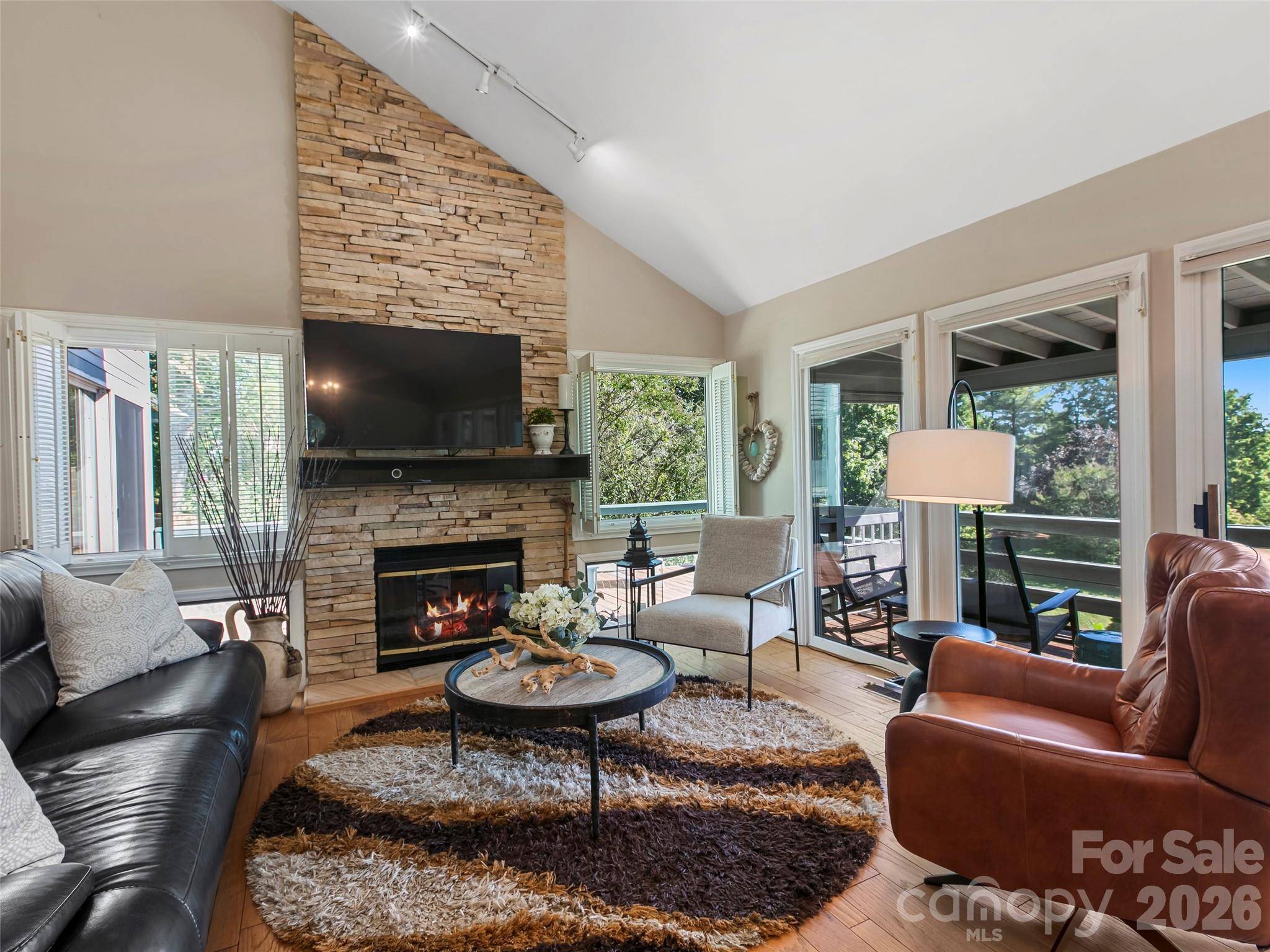 114 Sunny View LN, Flat Rock, NC 28731
