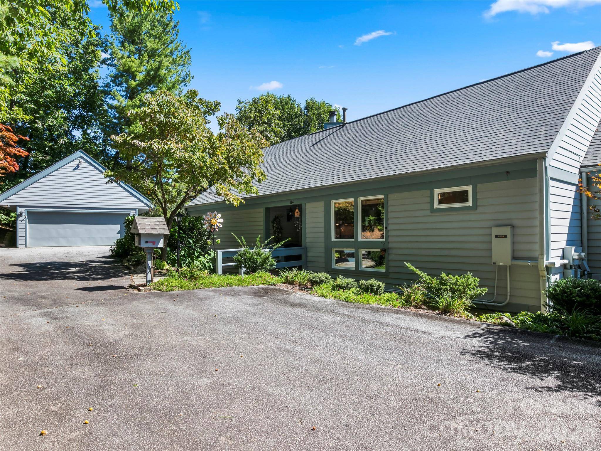 114 Sunny View LN, Flat Rock, NC 28731
