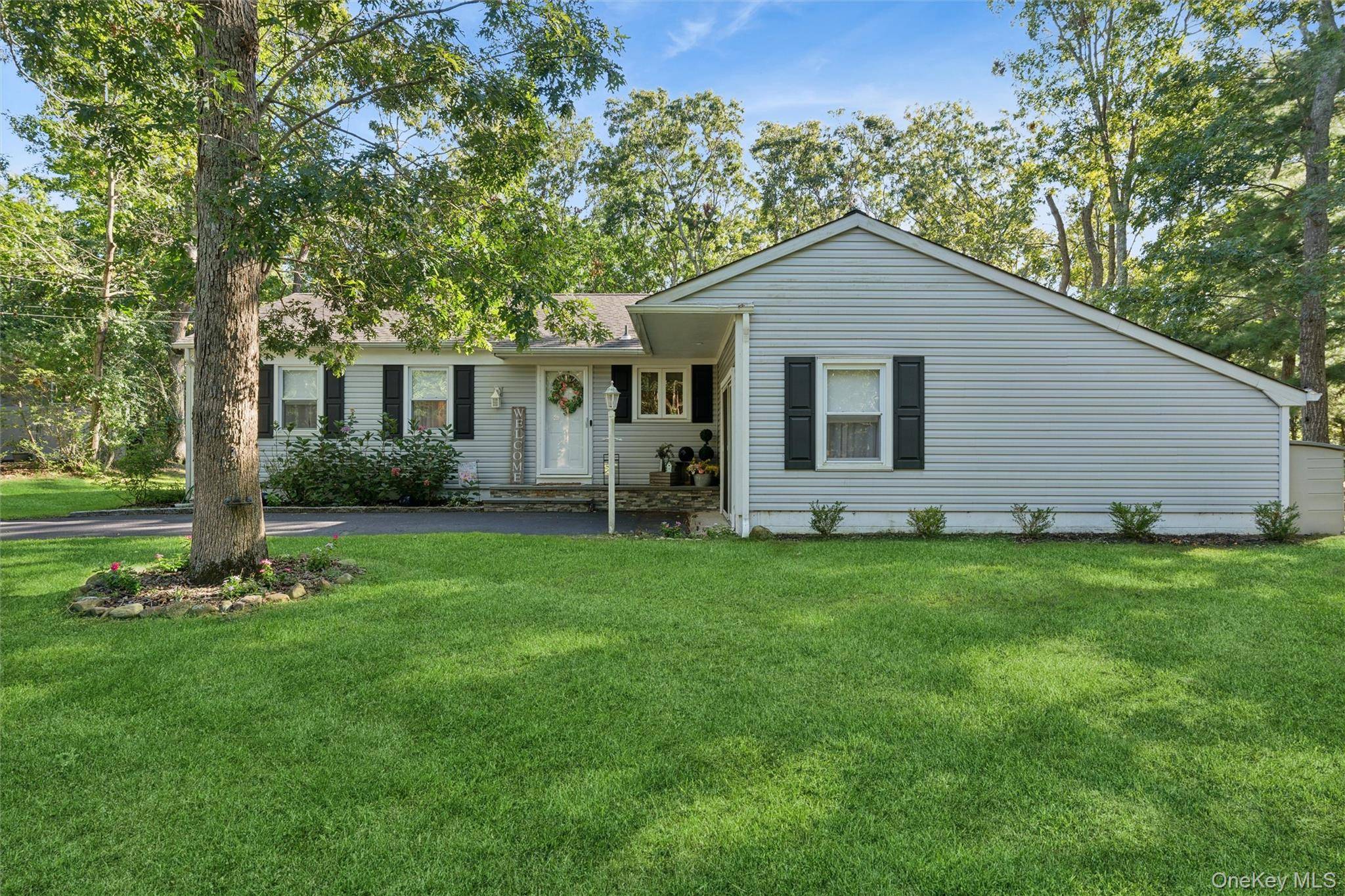4 Arbor LN, Hampton Bays, NY 11946