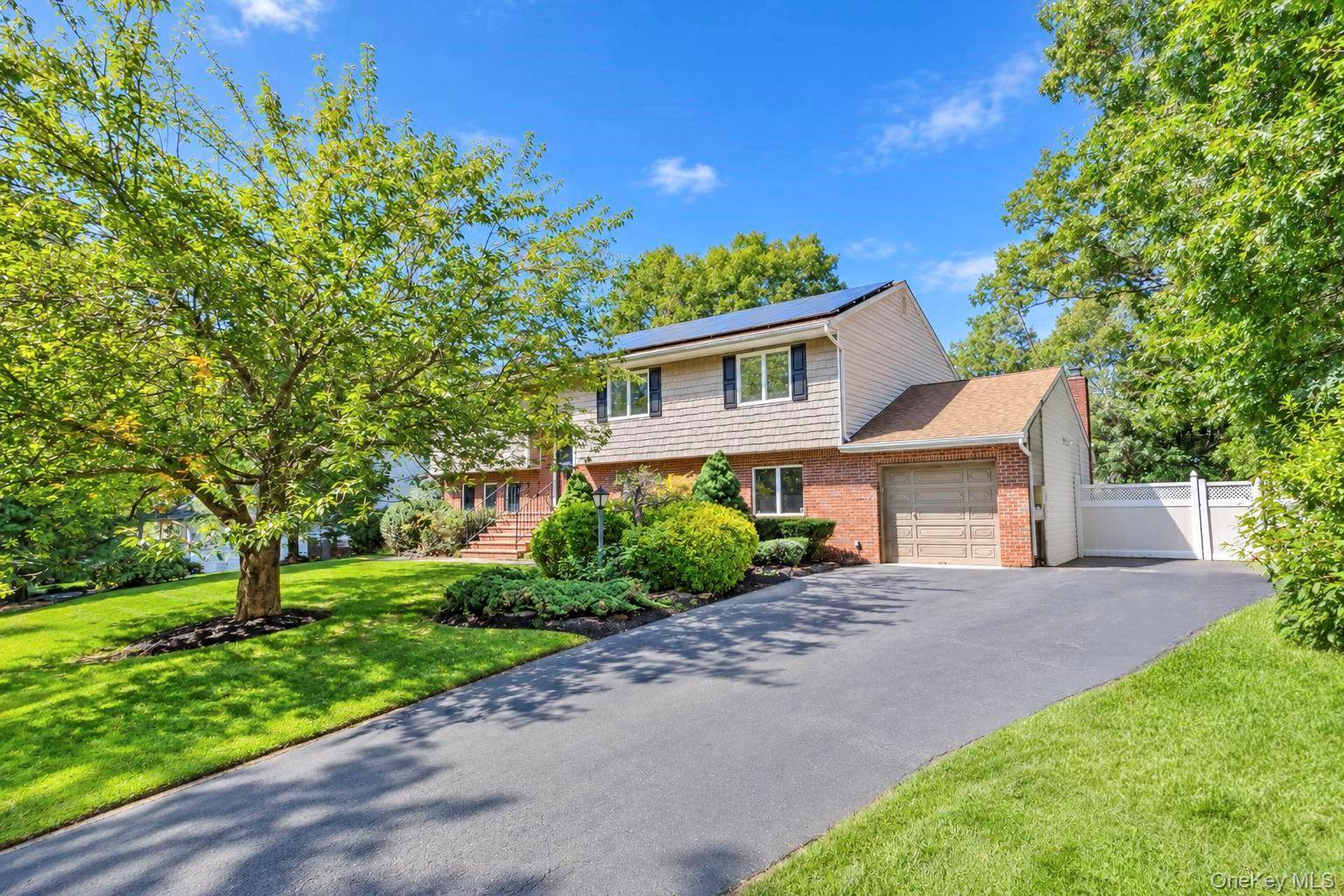 137 Ridgewood AVE, Farmingville, NY 11738