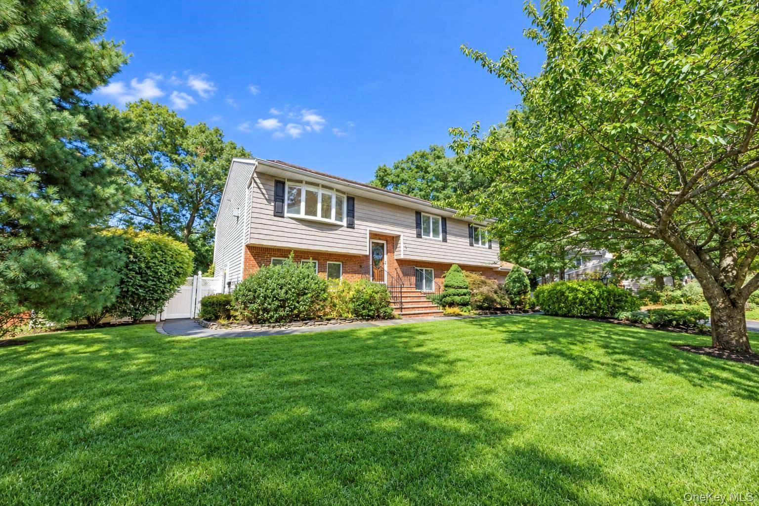 137 Ridgewood AVE, Farmingville, NY 11738