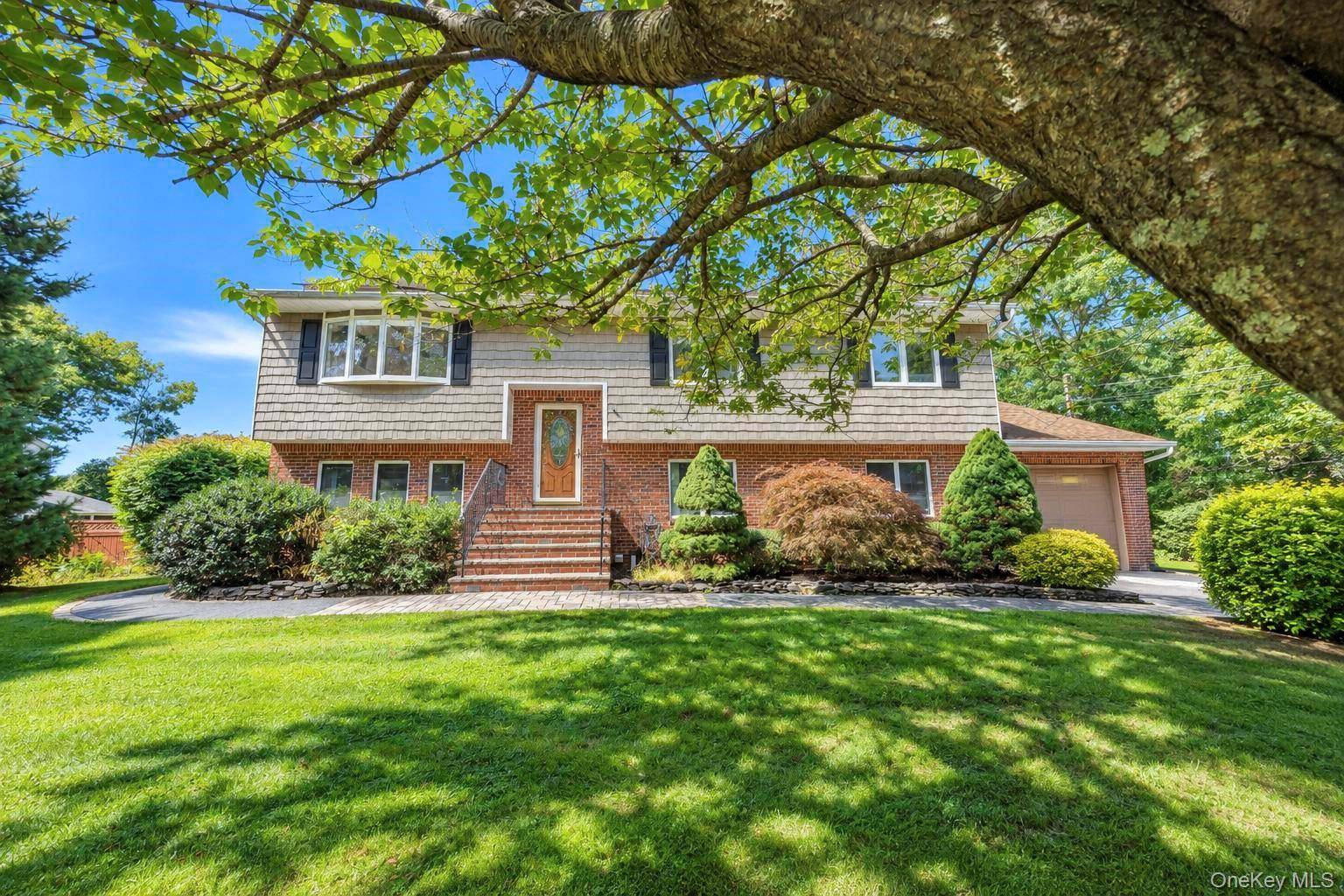137 Ridgewood AVE, Farmingville, NY 11738