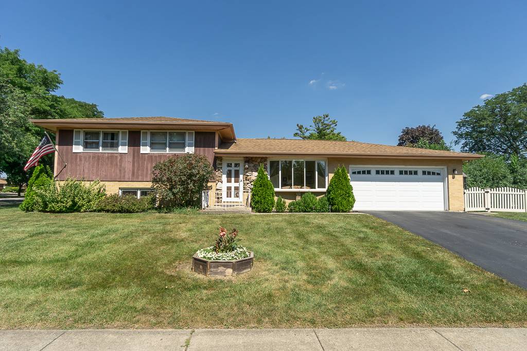 1101 N Millns LN, Addison, IL 60101