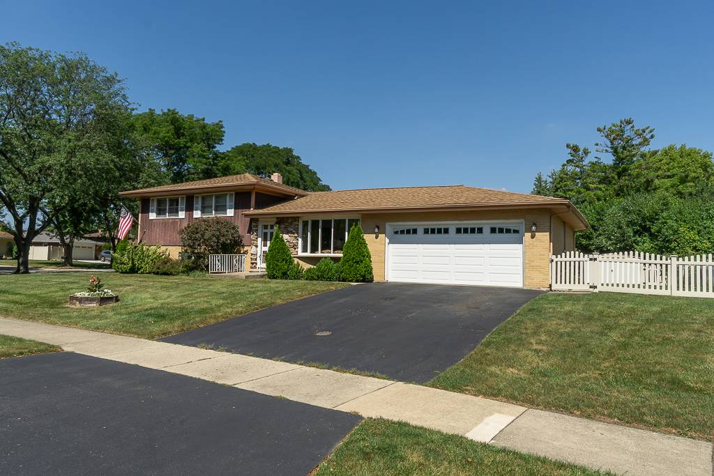 1101 N Millns LN, Addison, IL 60101