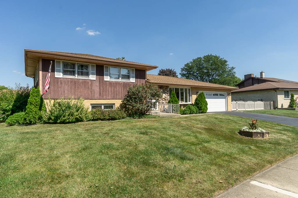 1101 N Millns LN, Addison, IL 60101