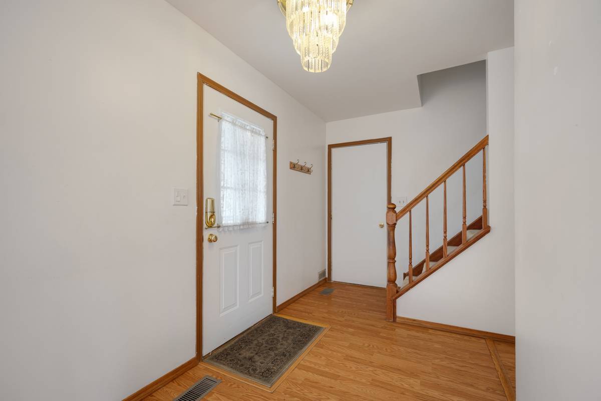 1127 Ashbrook DR, Mundelein, IL 60060