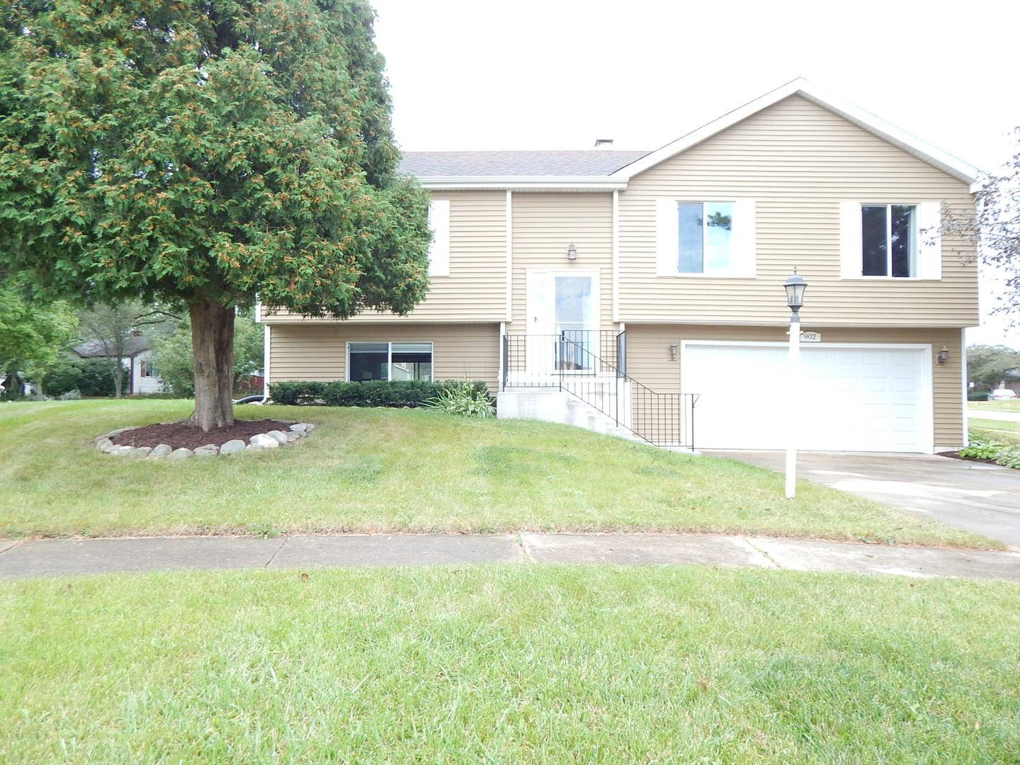 902 Garden CIR, Streamwood, IL 60107