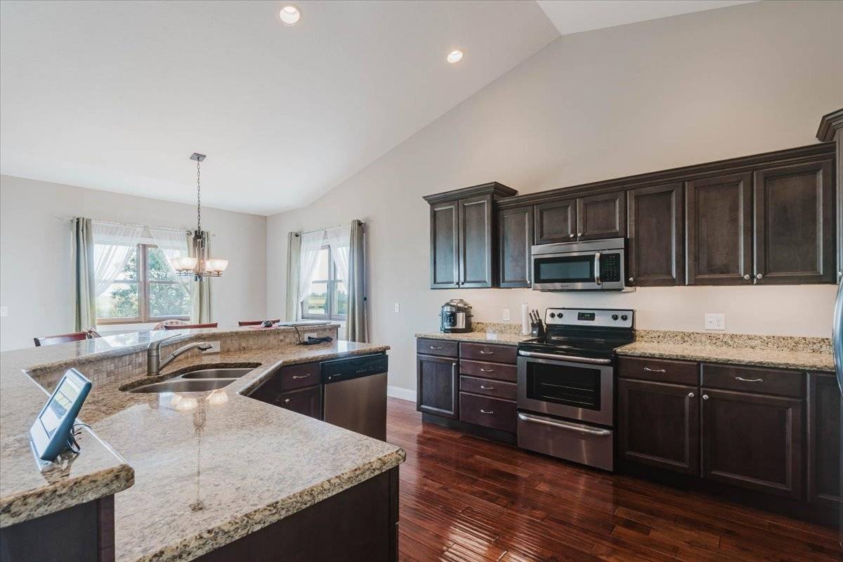 615 Prairie Meadows DR, Heyworth, IL 61745