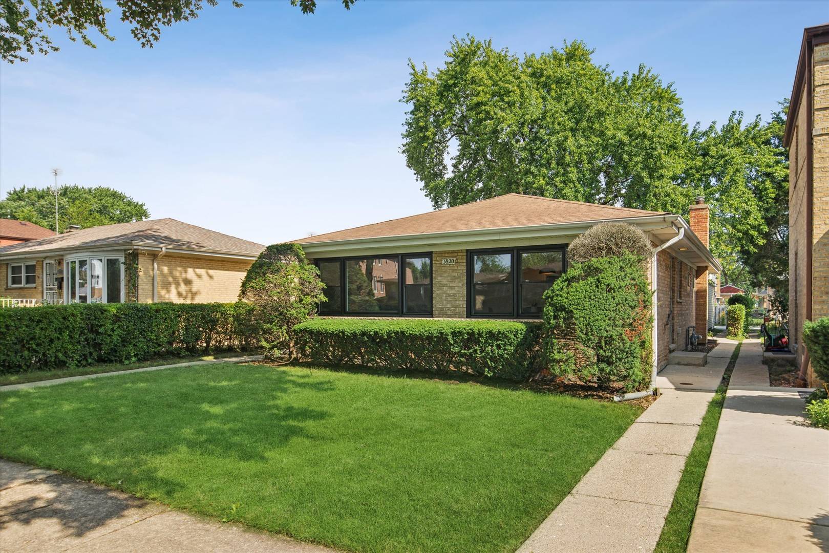 3820 Dobson ST, Skokie, IL 60076