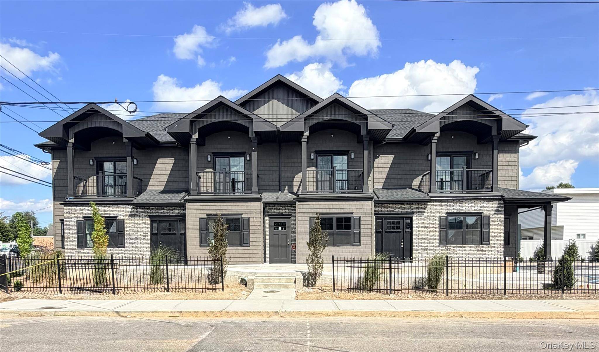 1220 Doges Prom #2B, Copiague, NY 11757