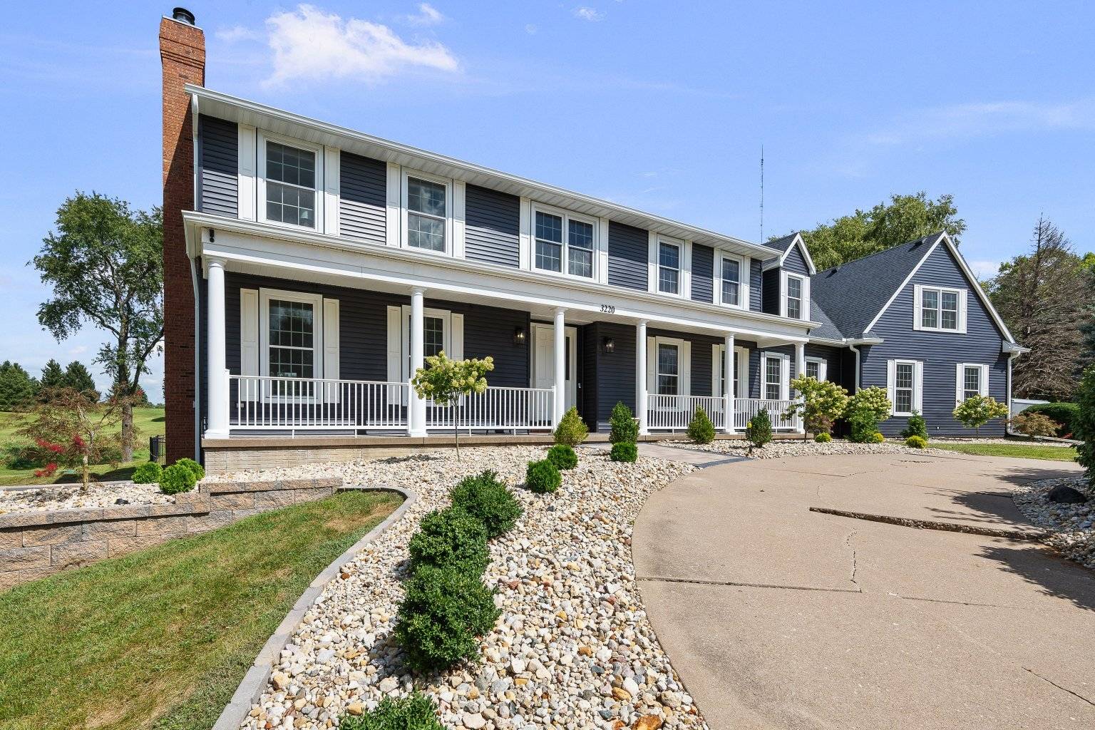 3220 Lundy LN, Bettendorf, IA 52722