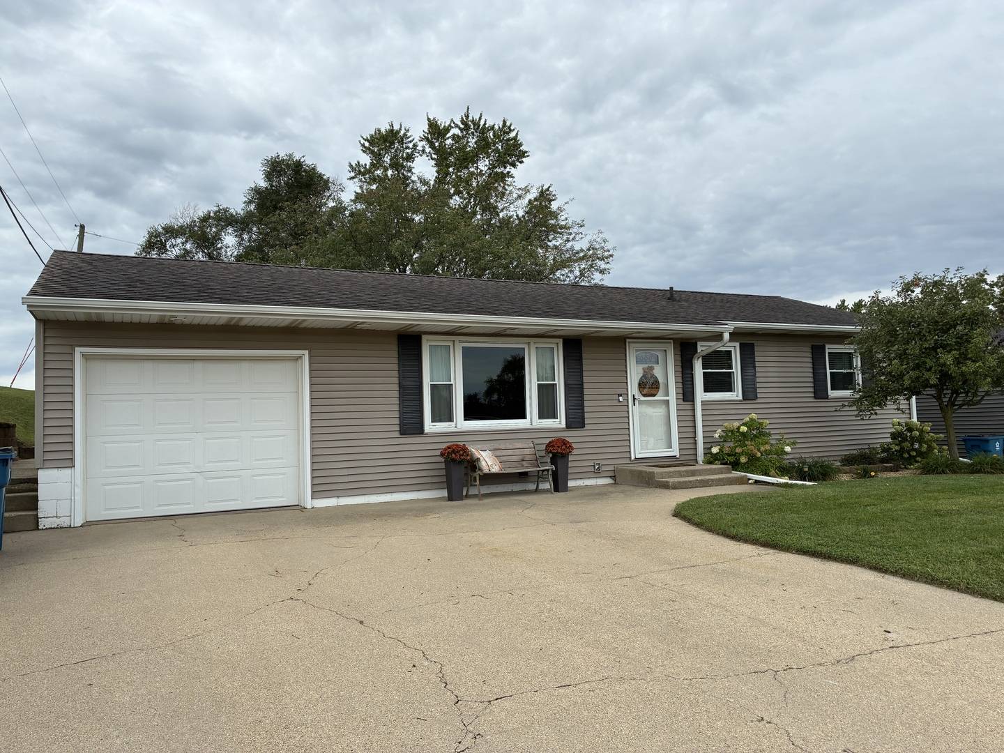 921 14TH ST, De Witt, IA 52742