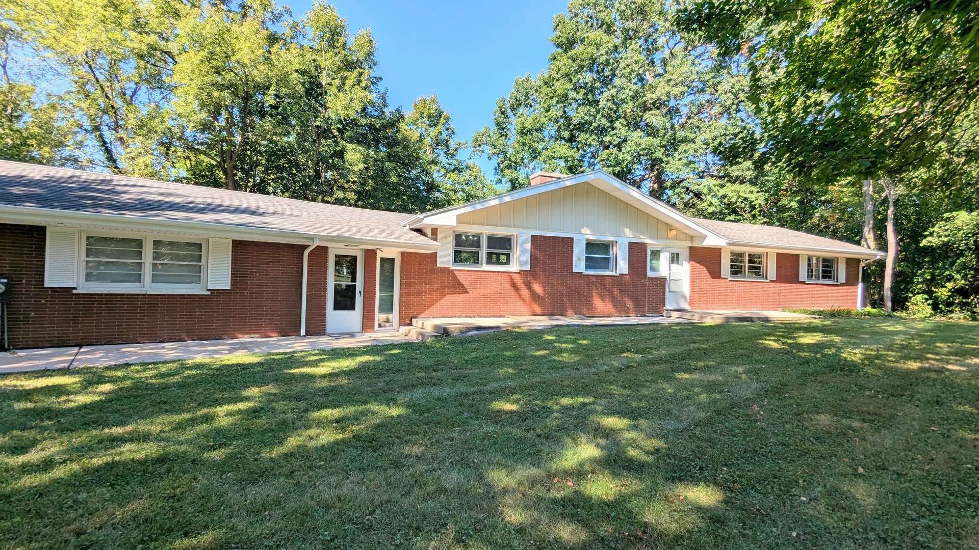 2030 Crestwood LN, Palatine, IL 60067