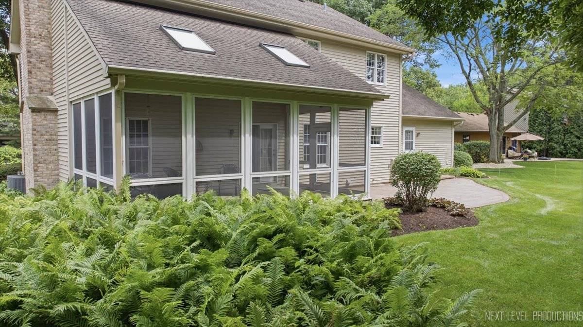 501 Pin Oak CT, St. Charles, IL 60174
