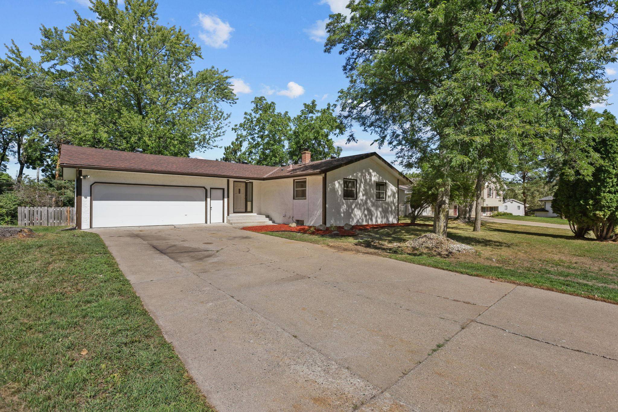 695 Iona LN, Roseville, MN 55113