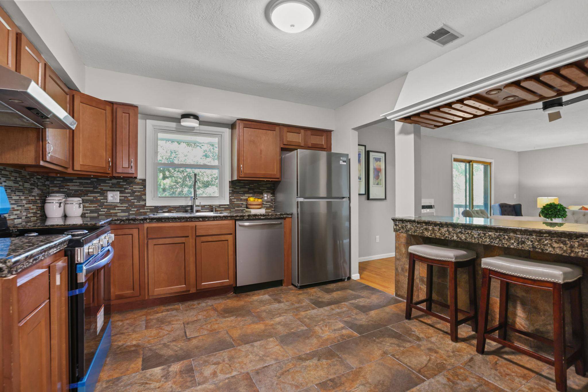 695 Iona LN, Roseville, MN 55113