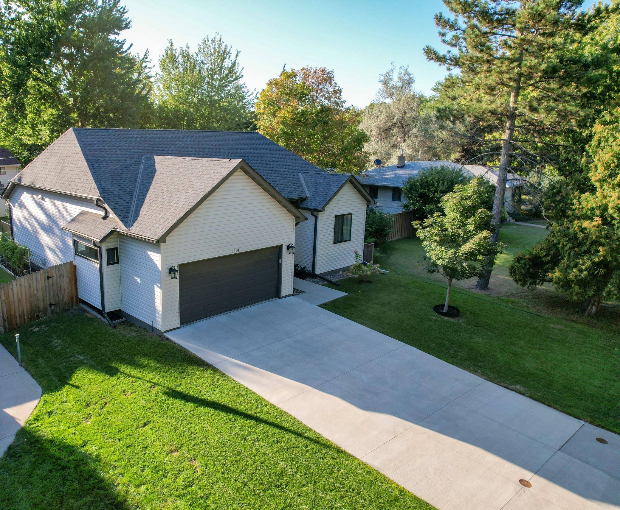1431 Sumter AVE N, Golden Valley, MN 55427