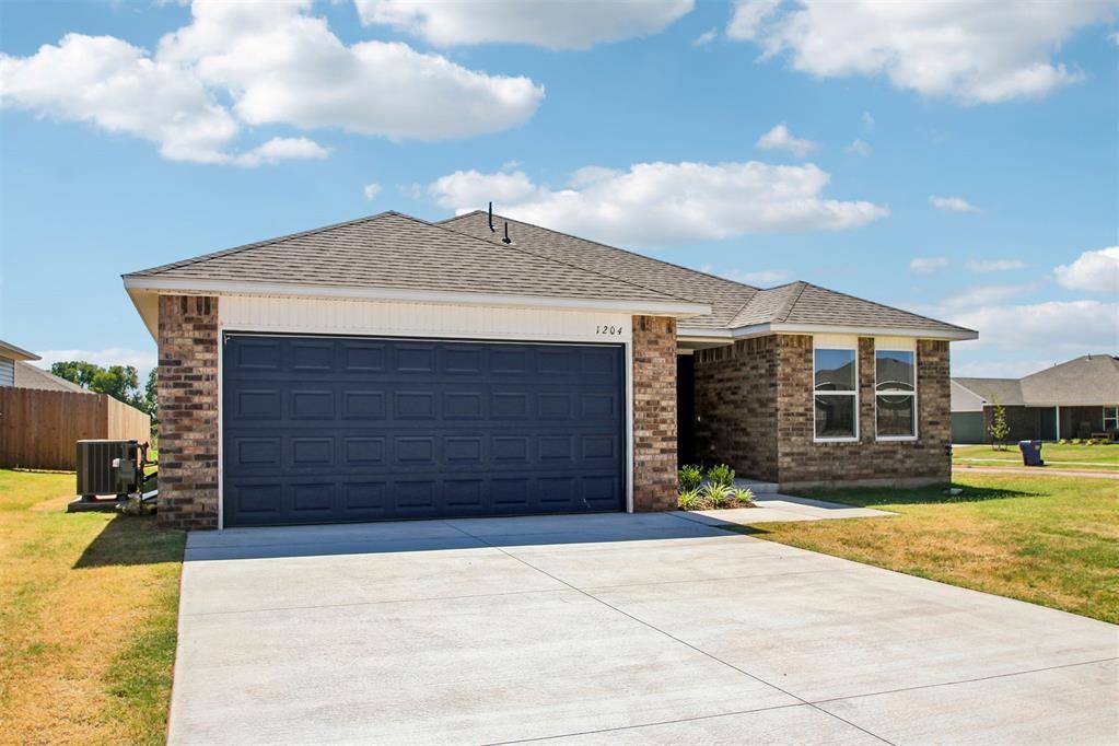 1204 E Ruger LN, Mustang, OK 73064