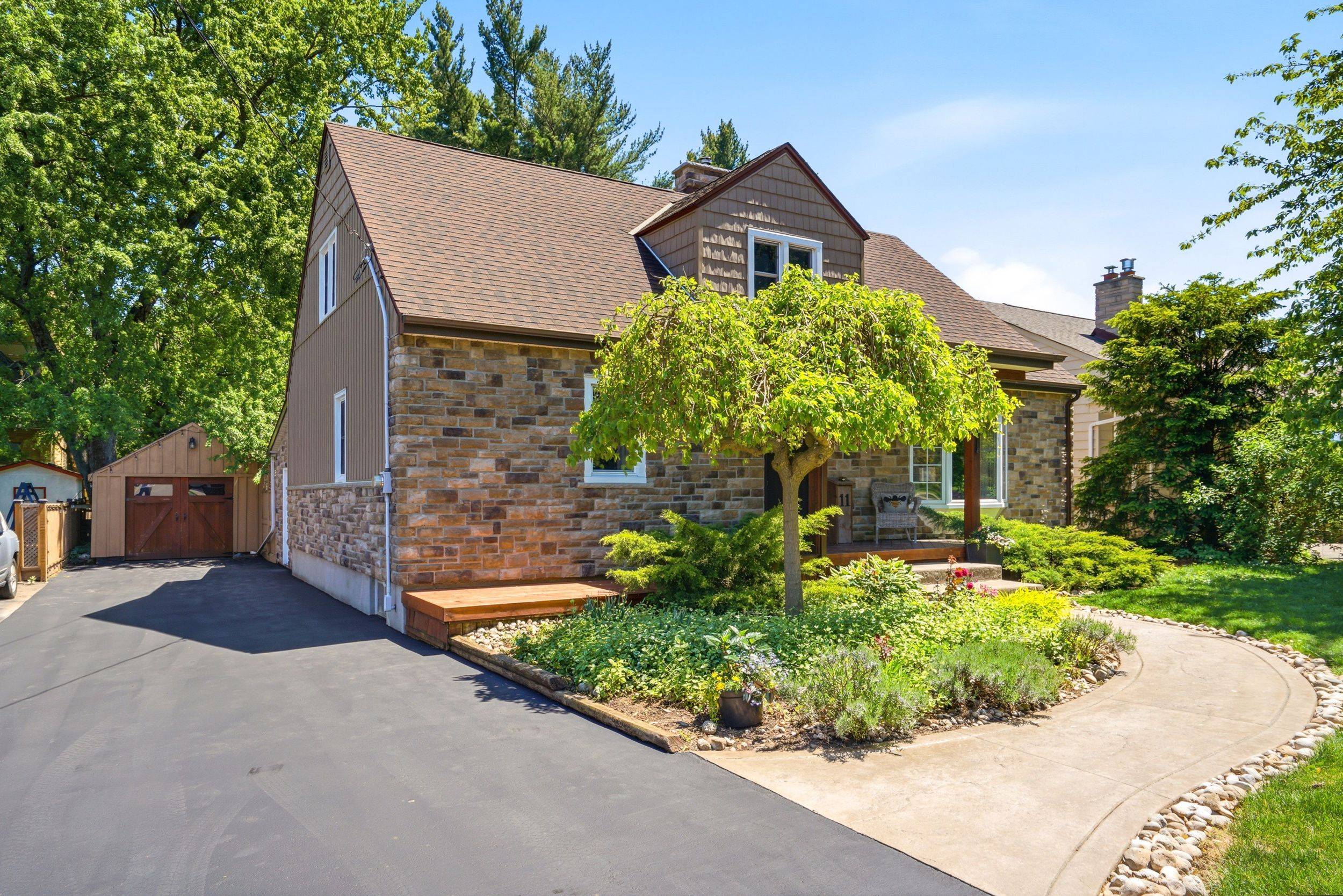 11 Kingsway BLVD, Grimsby, ON L3M 3E4