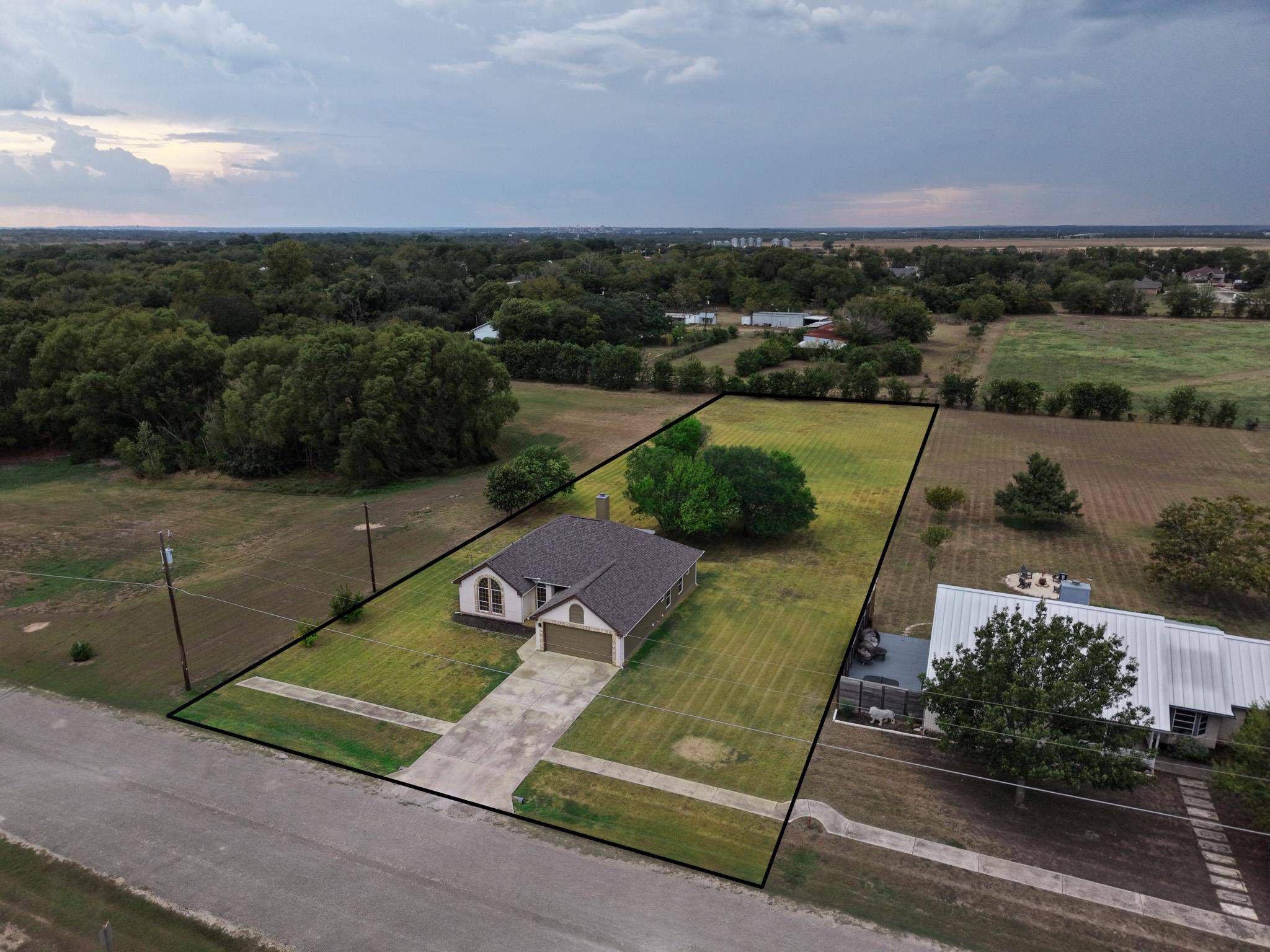 84 Thomas DR, Martindale, TX 78655
