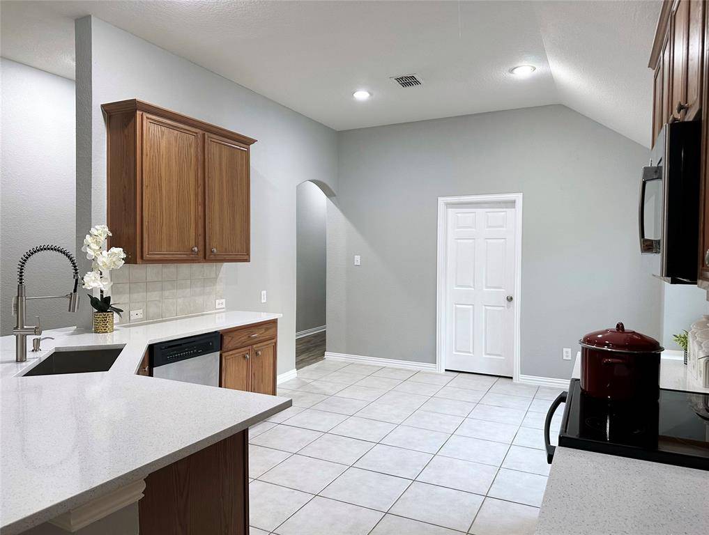 1351 Clearwater Drive, Grand Prairie, TX 75052