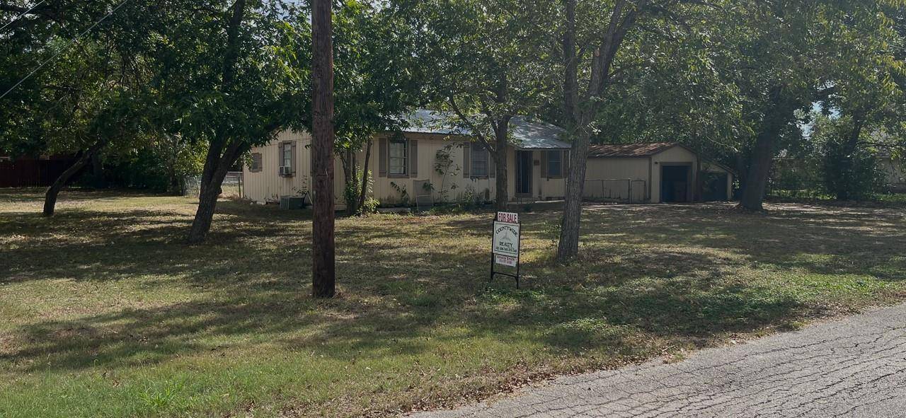 706 W Live Oak ST, Lockhart, TX 78644