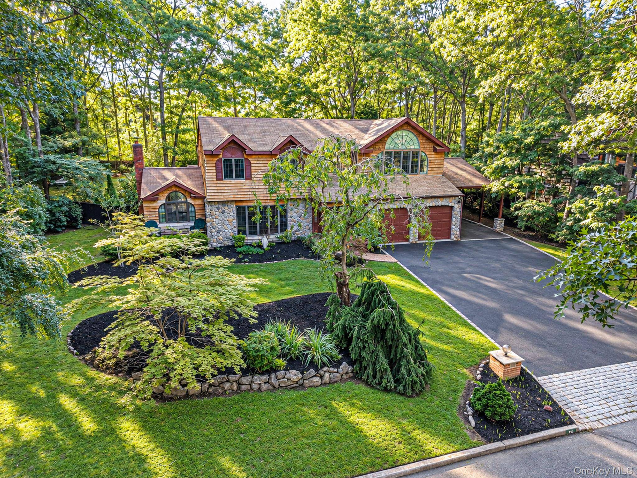35 Hastings DR, Ridge, NY 11961