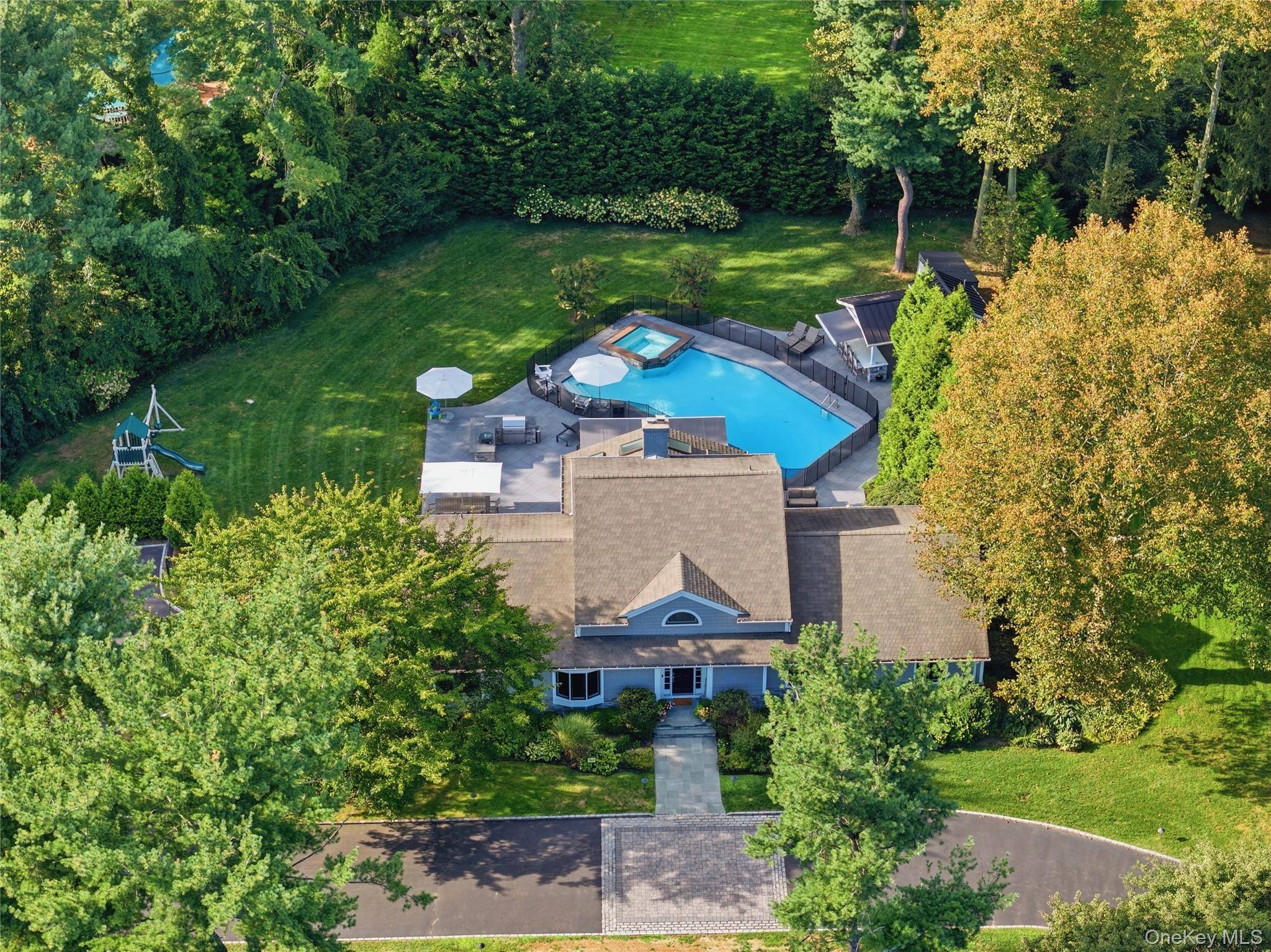 2 Meadow RD, Old Westbury, NY 11568