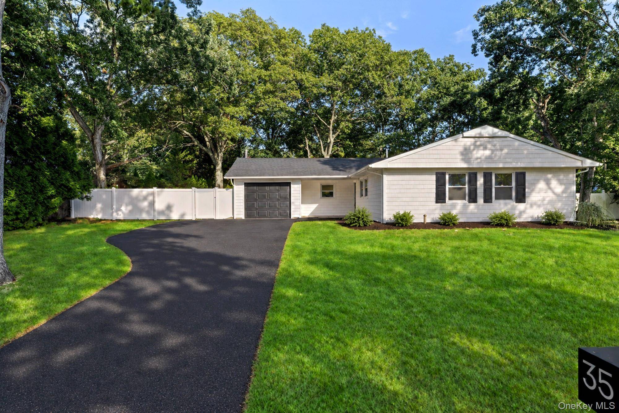 35 Winside LN, Coram, NY 11727