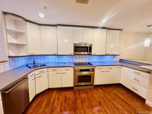 51 Winding Ridge RD, White Plains, NY 10603