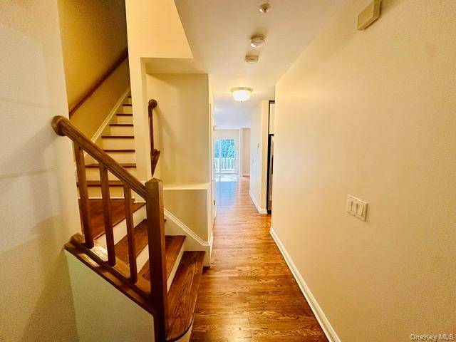 51 Winding Ridge RD, White Plains, NY 10603