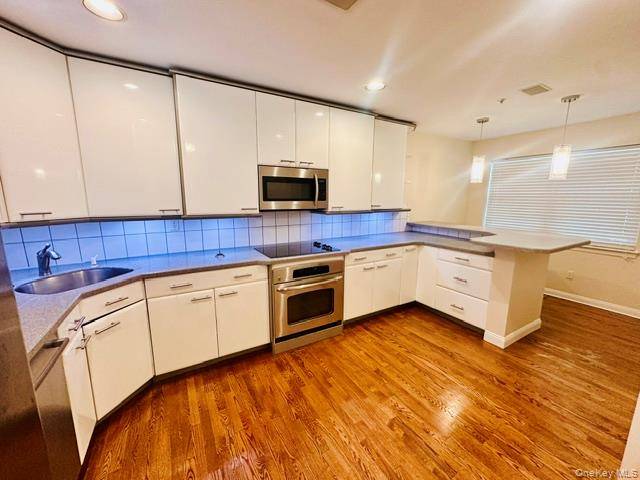 51 Winding Ridge RD, White Plains, NY 10603