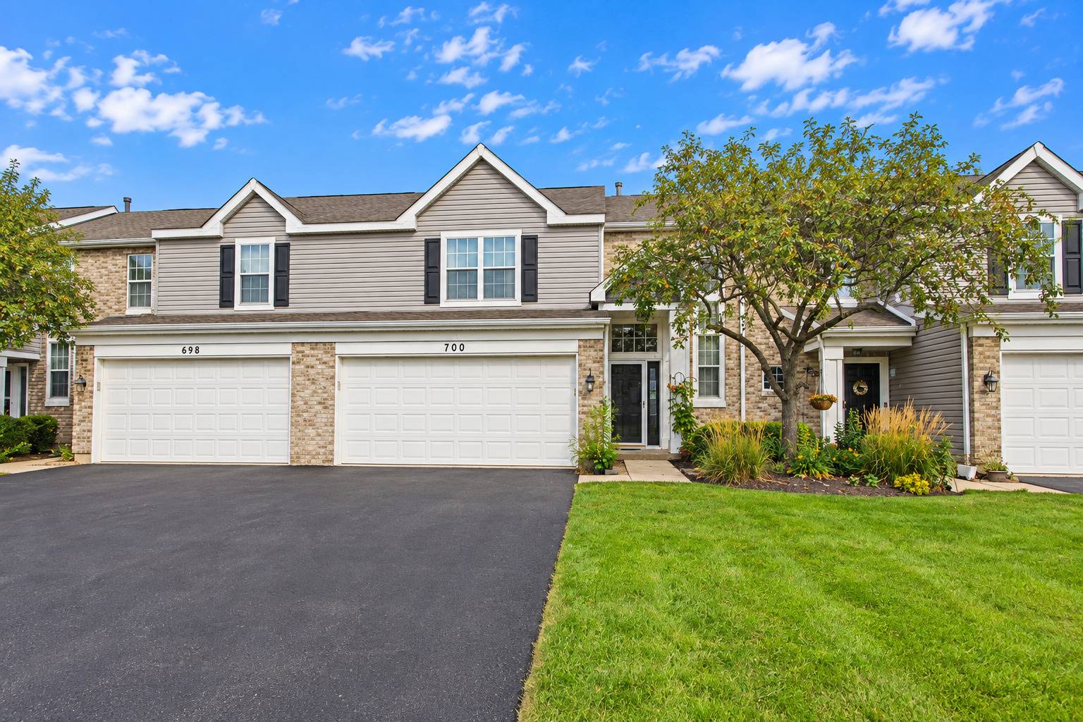 700 Savannah LN, Crystal Lake, IL 60014
