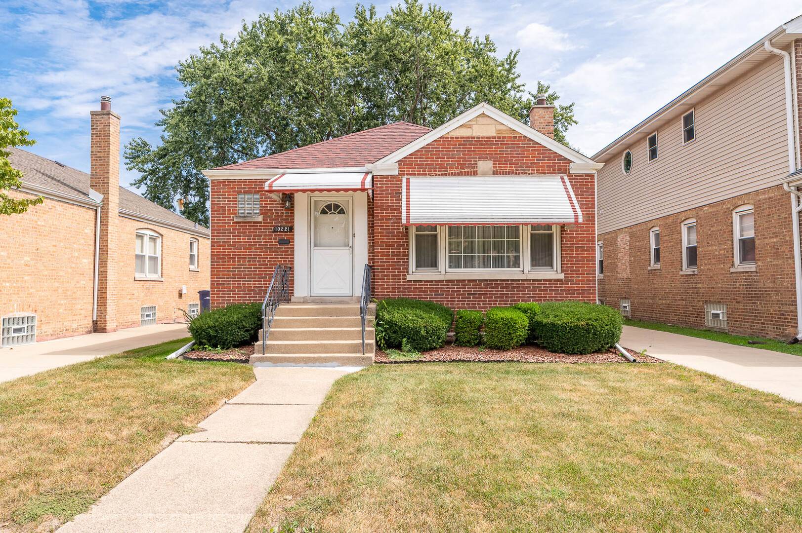 10221 S Trumbull AVE, Evergreen Park, IL 60805