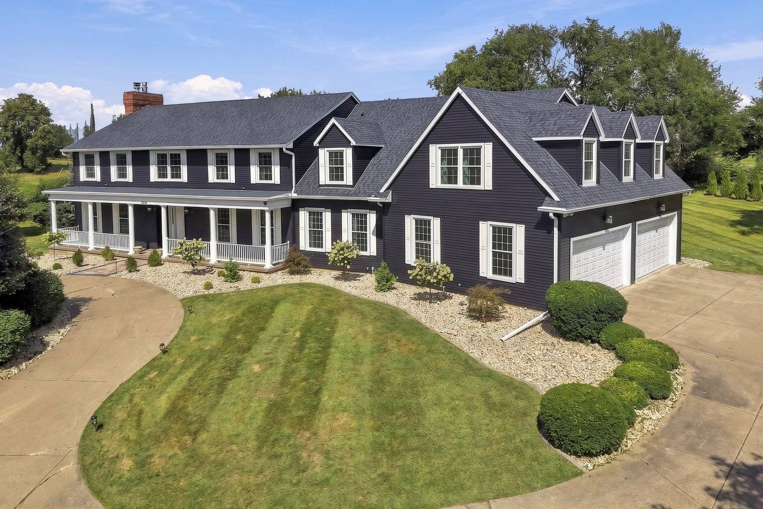 3220 Lundy LN, Bettendorf, IA 52722