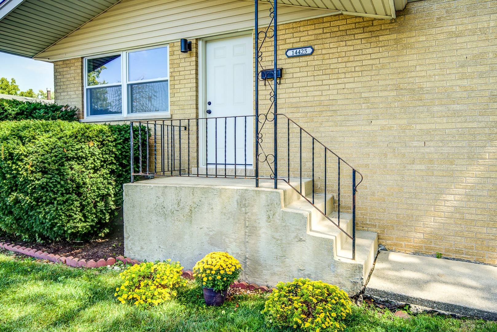 14425 Tripp AVE, Midlothian, IL 60445