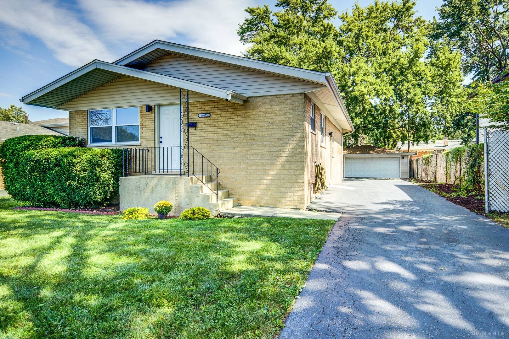 14425 Tripp AVE, Midlothian, IL 60445