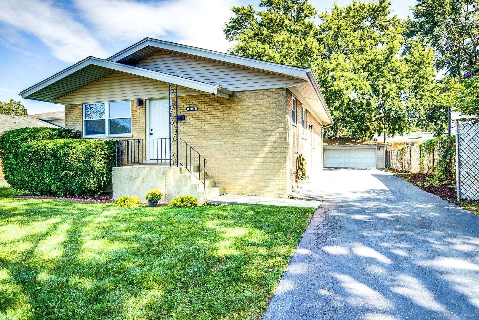 14425 Tripp AVE, Midlothian, IL 60445