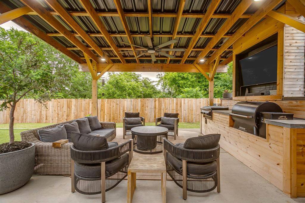210 Willow Creek Drive, Weatherford, TX 76085