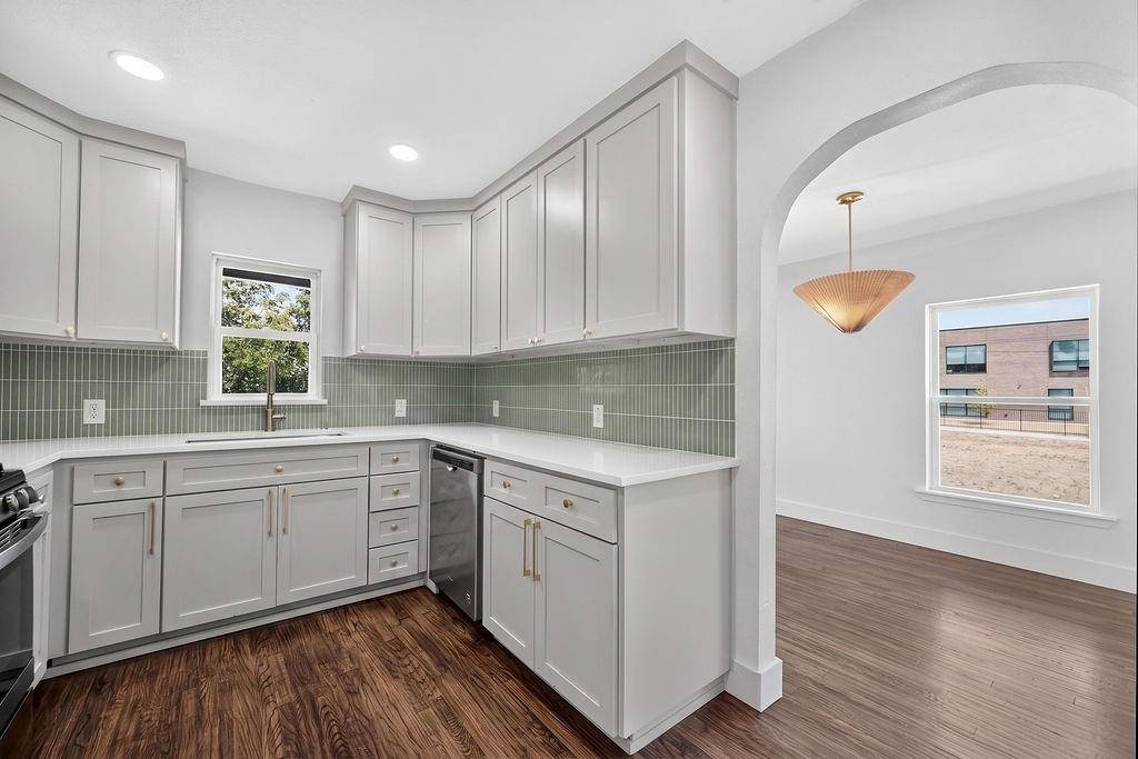 409 S Barnett Avenue, Dallas, TX 75211